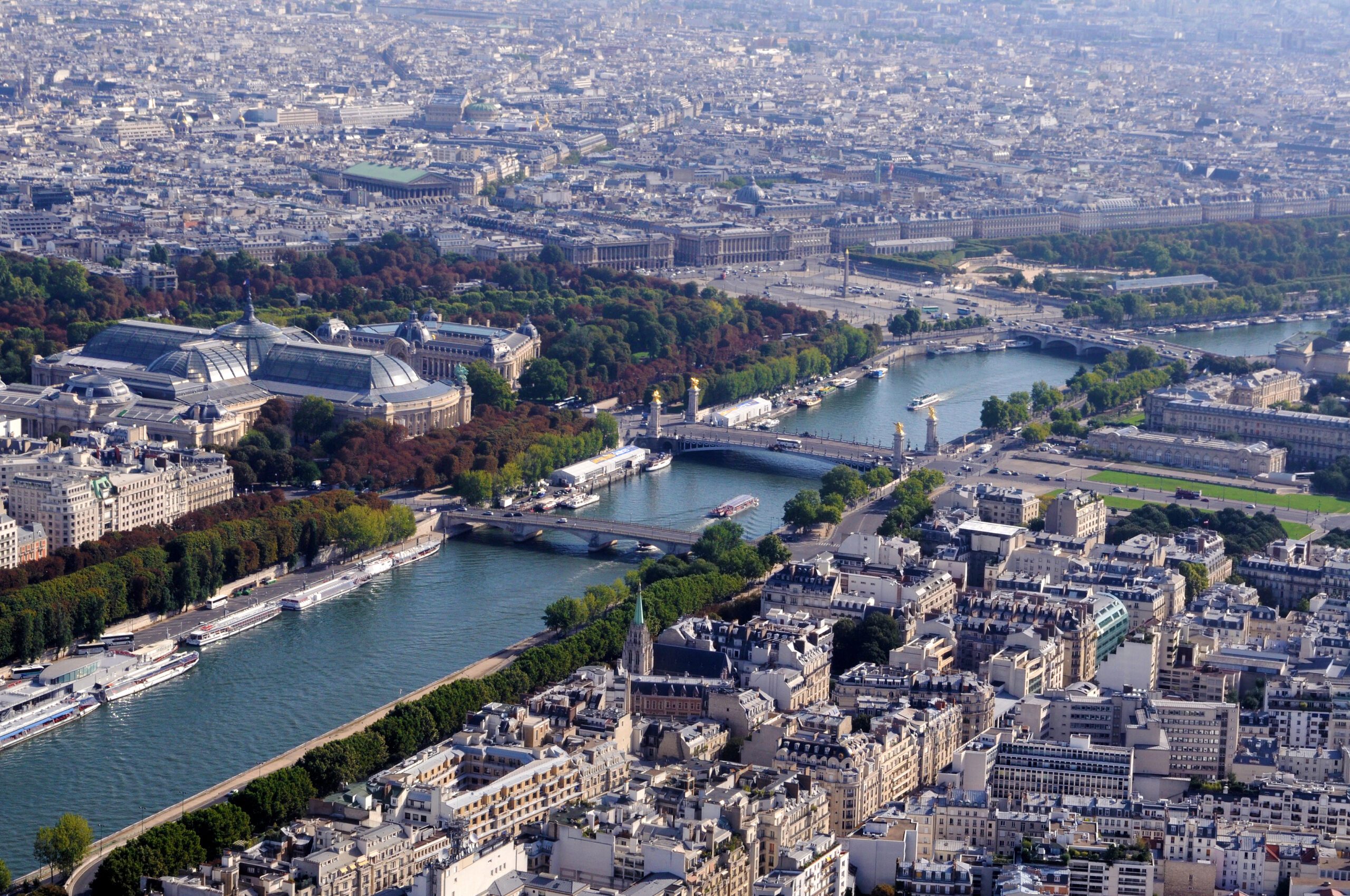 Fantastique ! Valorisation et vente d'antiquités à Paris. Vue aérienne de la Seine Paris, France, prise du sommet de tour l’Eiffel