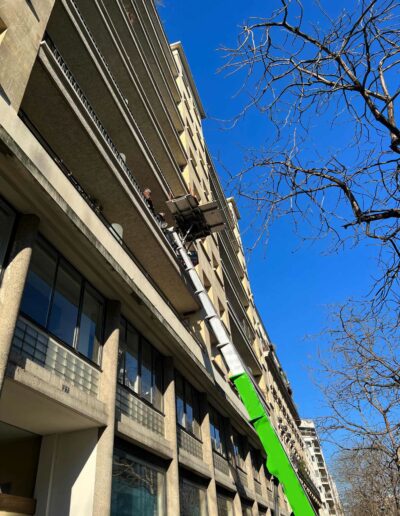 exterieur d'un appartement en cours de débarras à Paris Rue Philippe