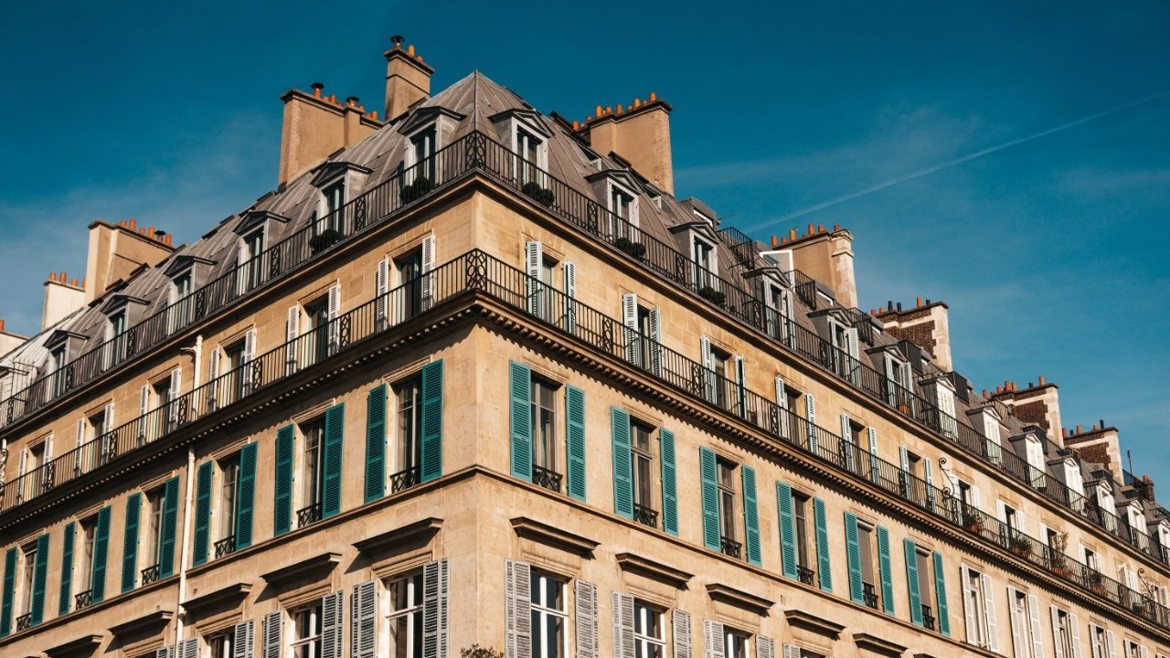 Rue Montmartre Paris : Immeuble résidentiel typique du centre de Paris